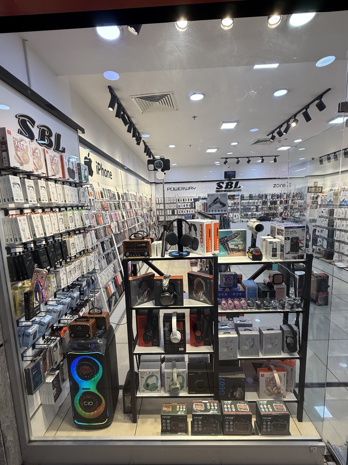 Vitrinde kulaklık ve hoparlör ürünleri